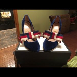 suede pump with removable web bow